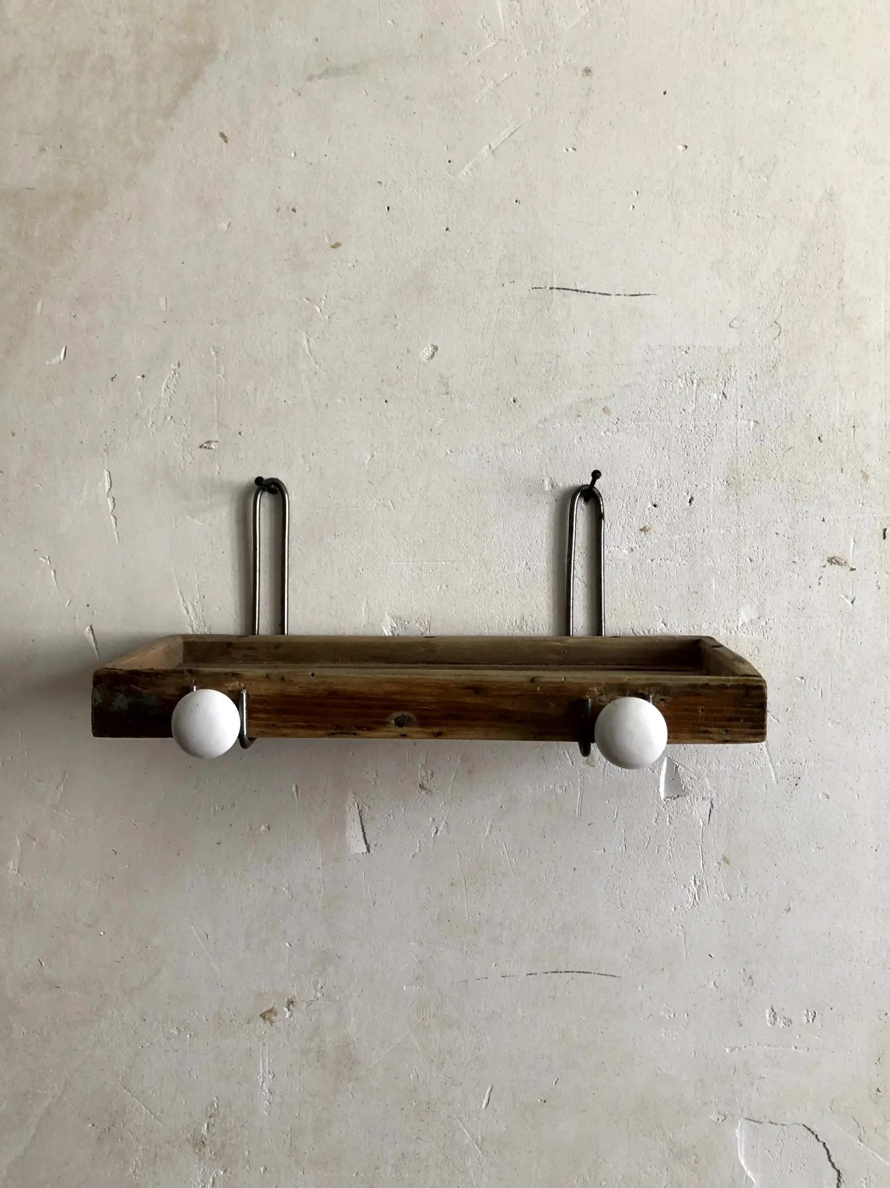 L'étagère Dock attachée sur un mur