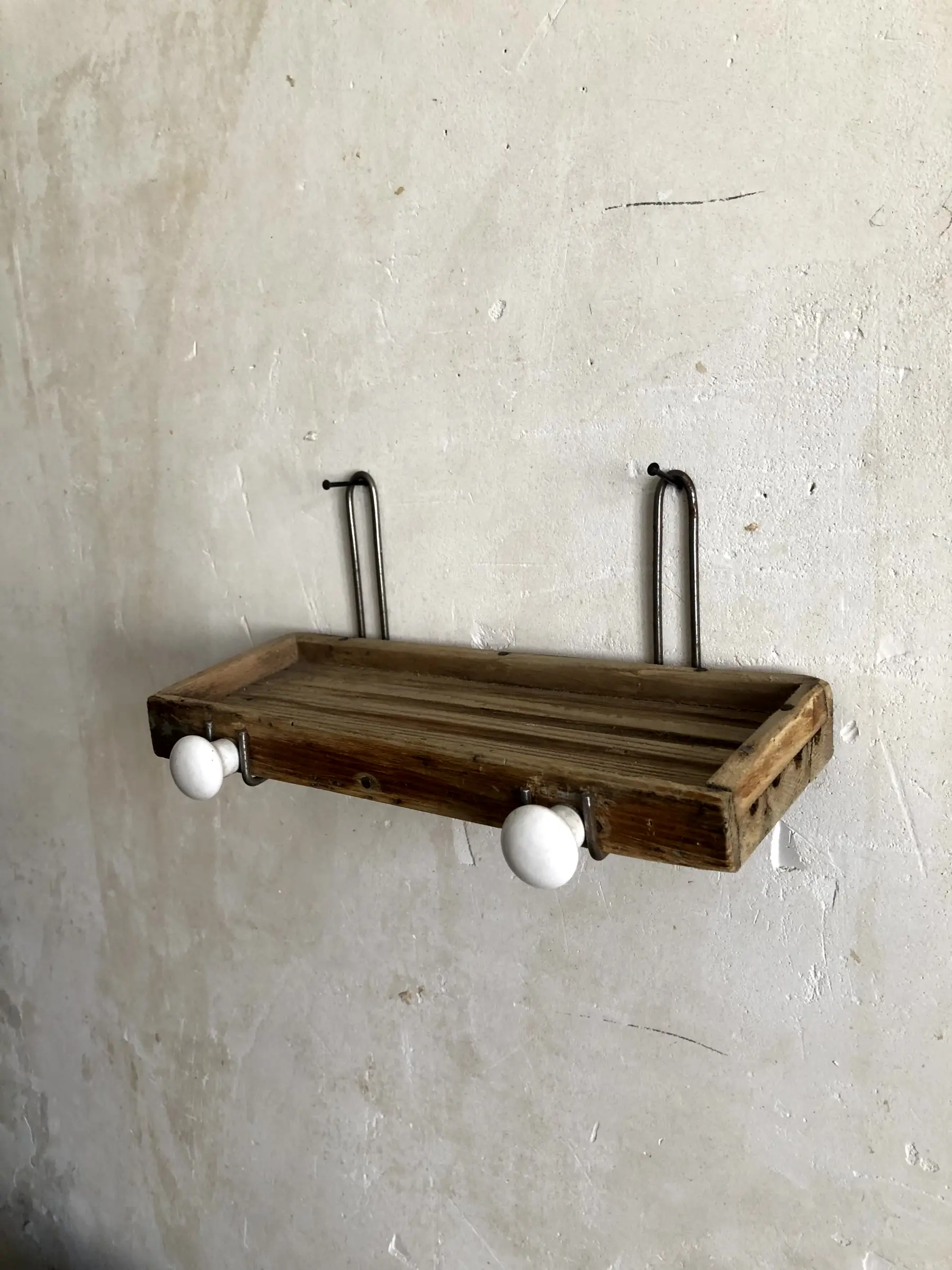 L'étagère Dock attachée sur un mur pris à 45°