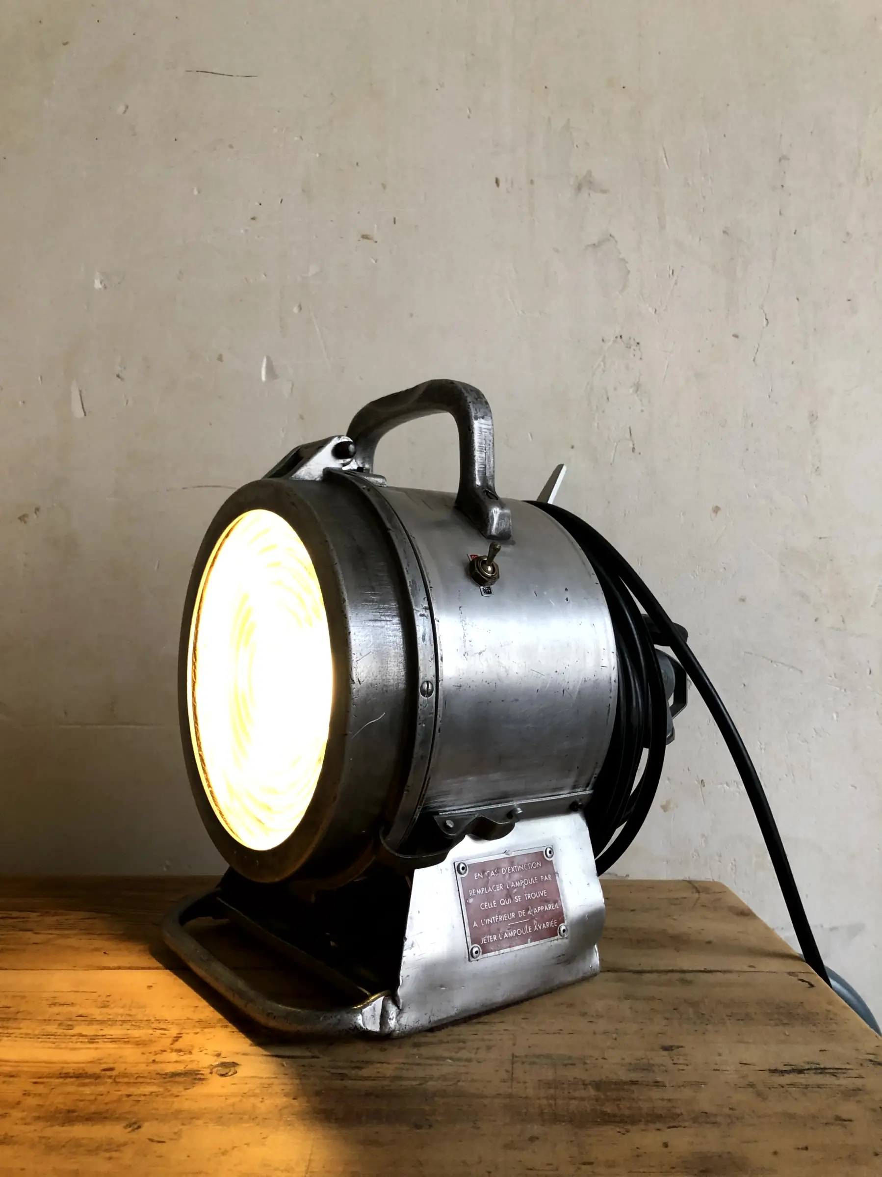 La lampe Fog allumée et posée sur un bureau