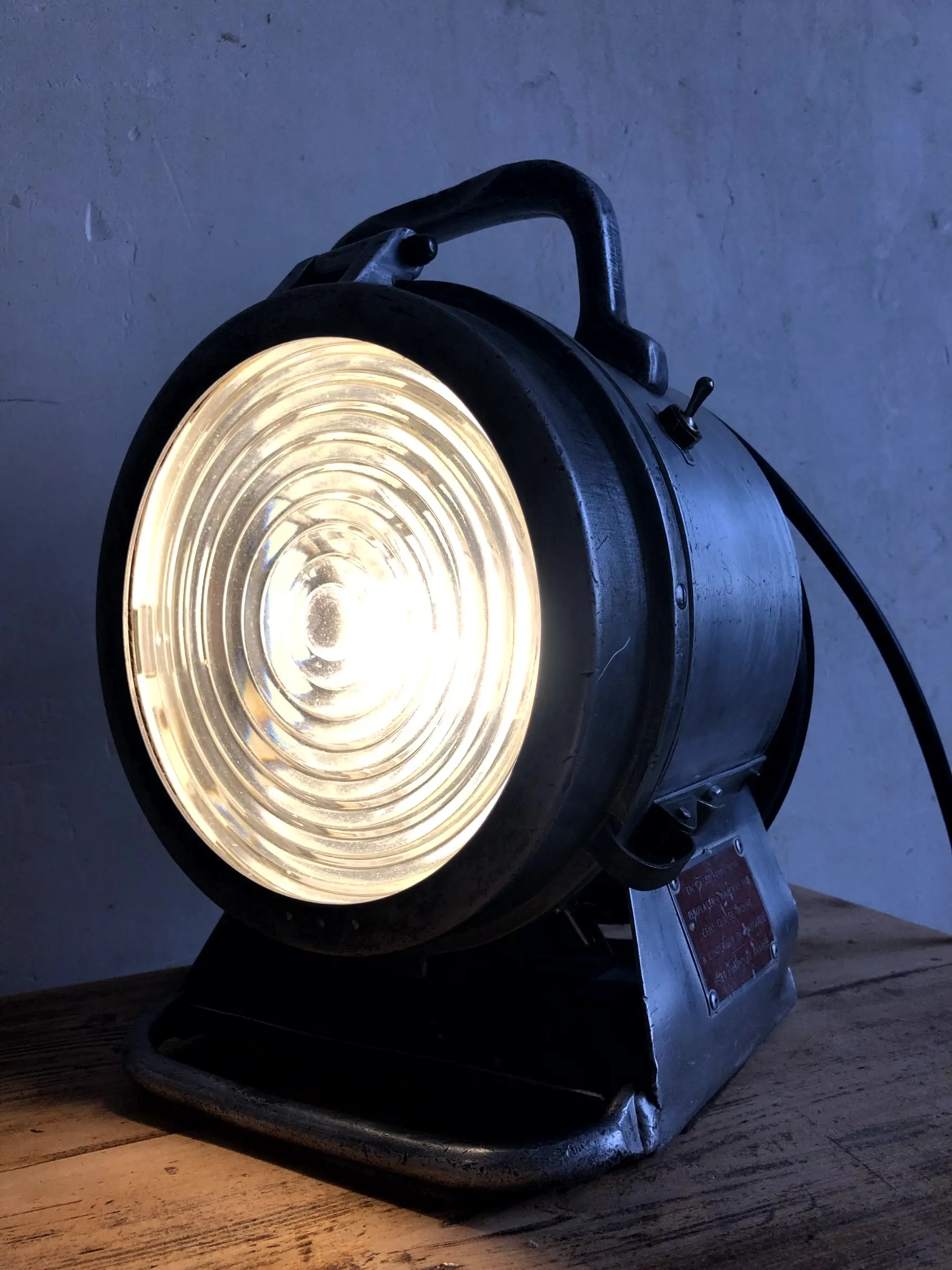 La lampe Fog allumée et posée sur un bureau