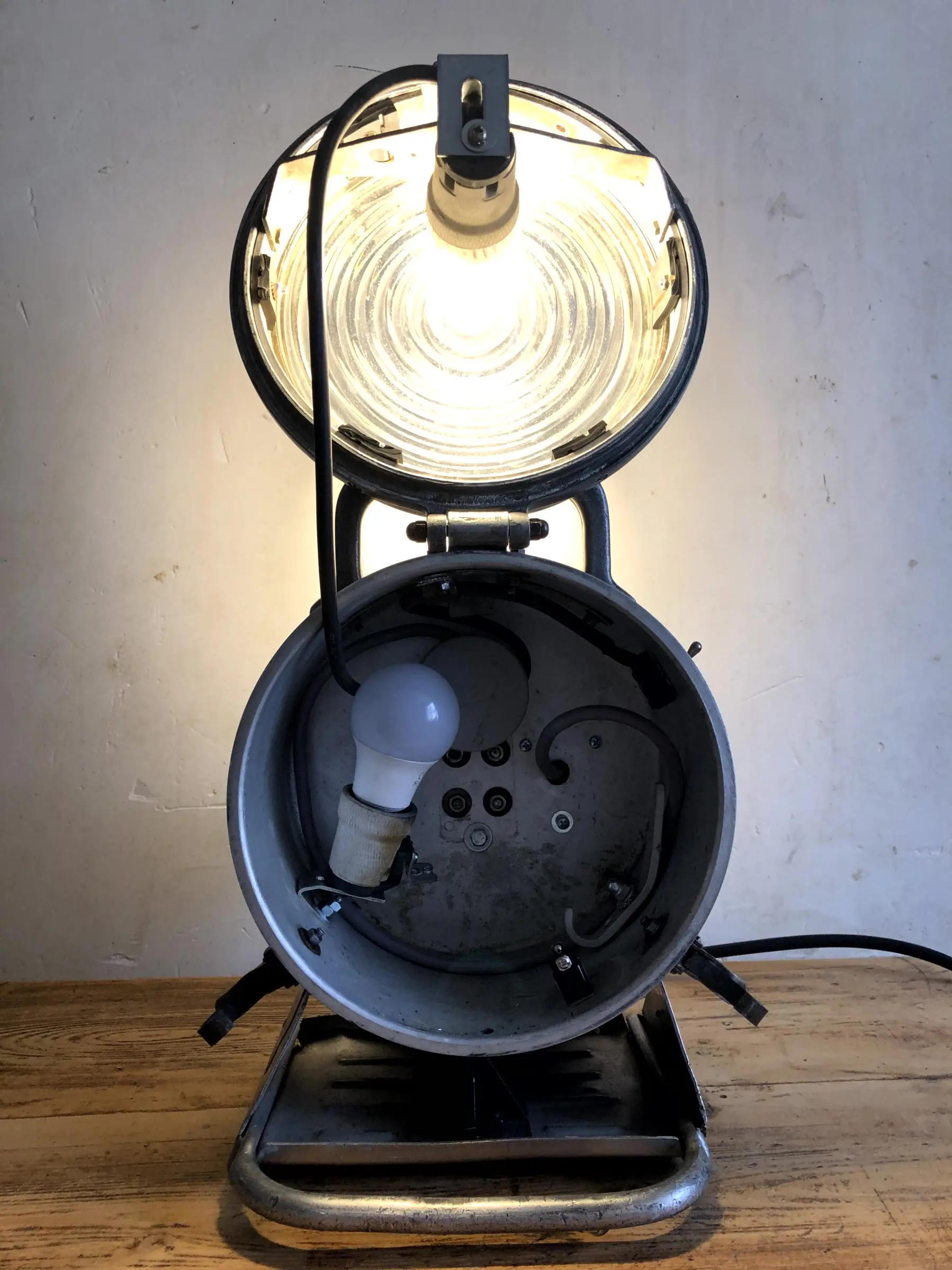 La lampe Fog allumée et ouverte afin de voir son intérieur