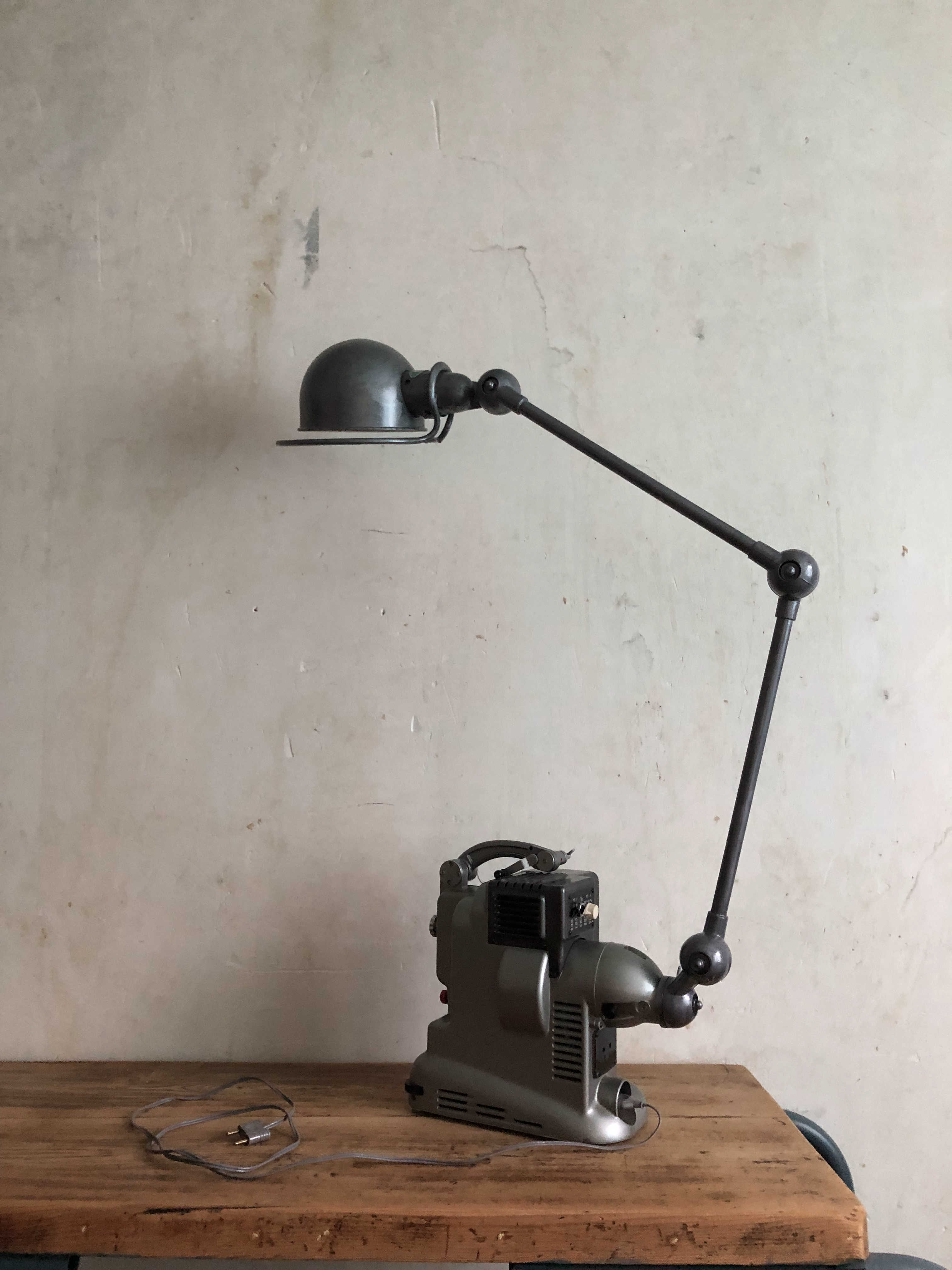 La lampe Gulde éteinte et posée sur un bureau