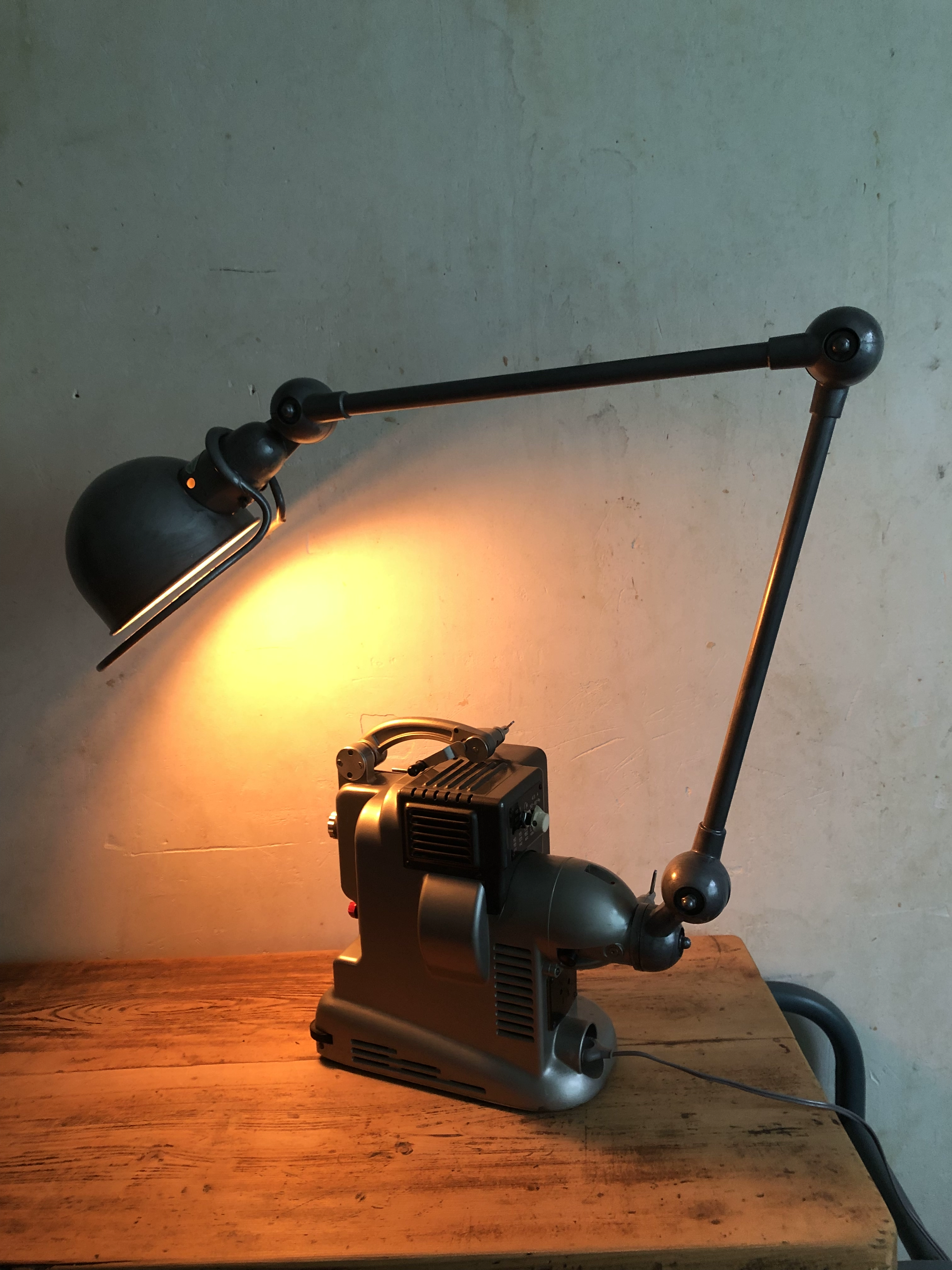 La lampe Gulde allumée et posée sur un bureau