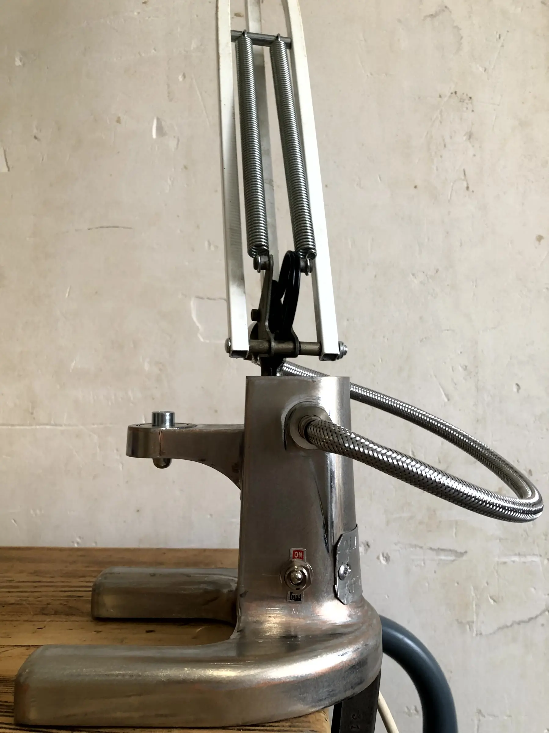 Le socle de la lampe Luxo vu de coté