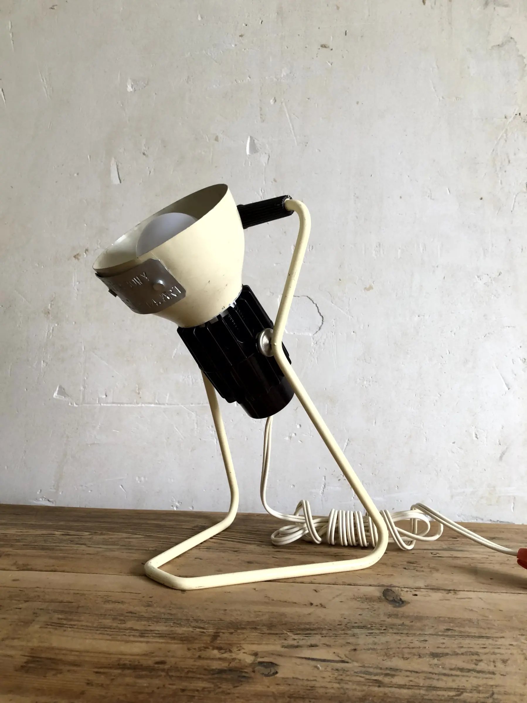 La lampe Omni éteinte et posée sur un bureau