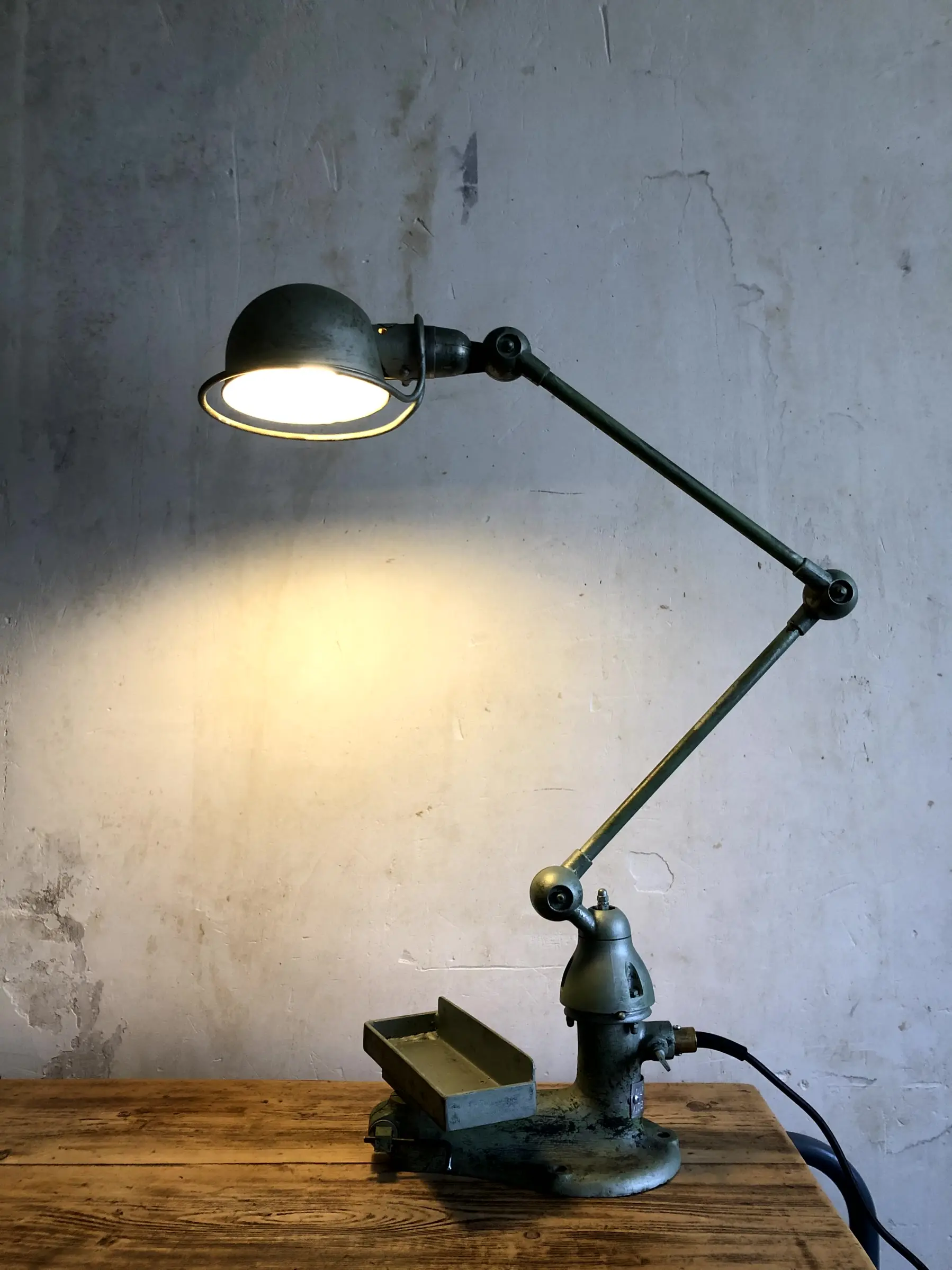 La lampe Rold allumée et posée sur un bureau