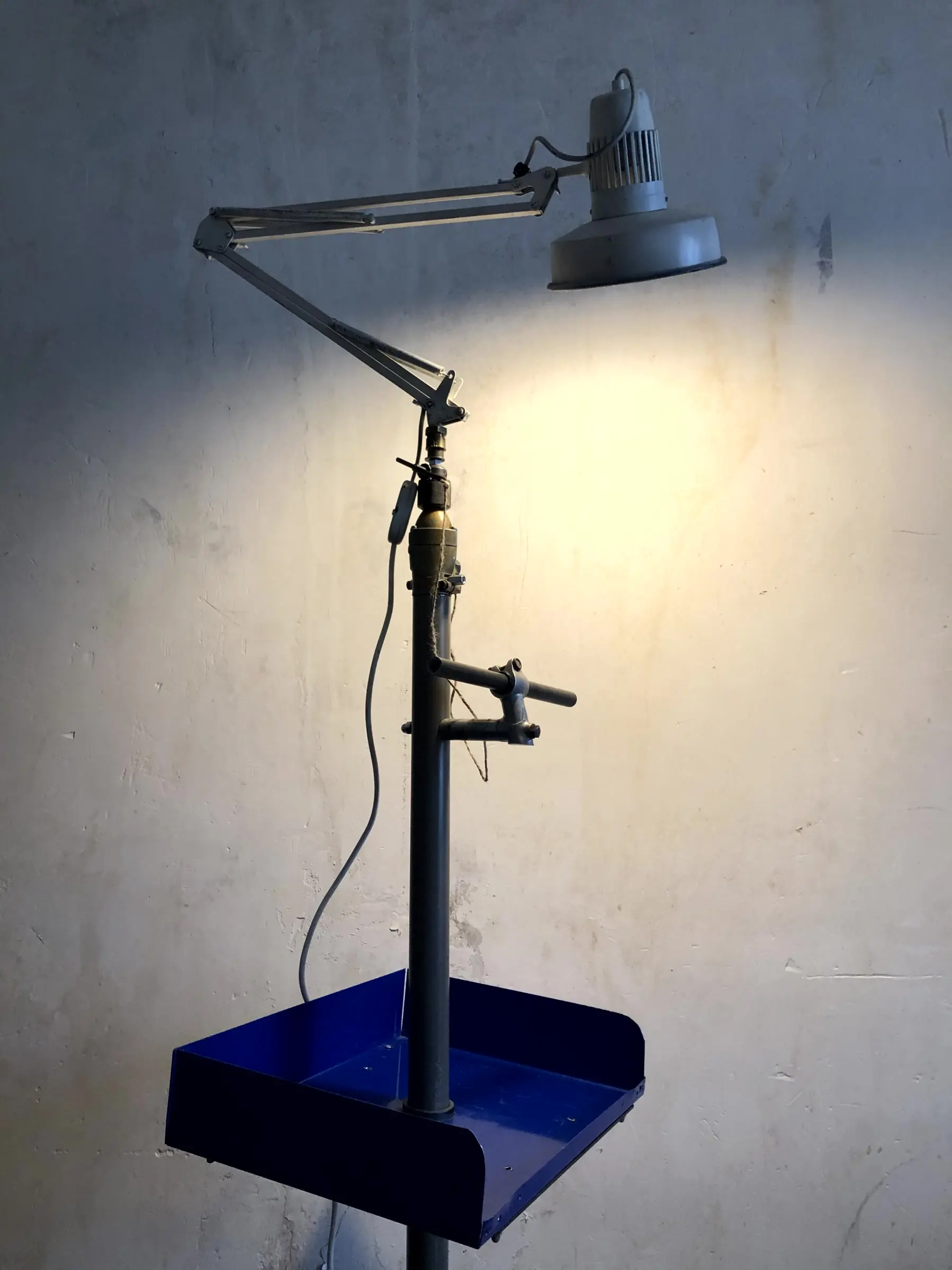 La lampe Stow avec son plateau bleu