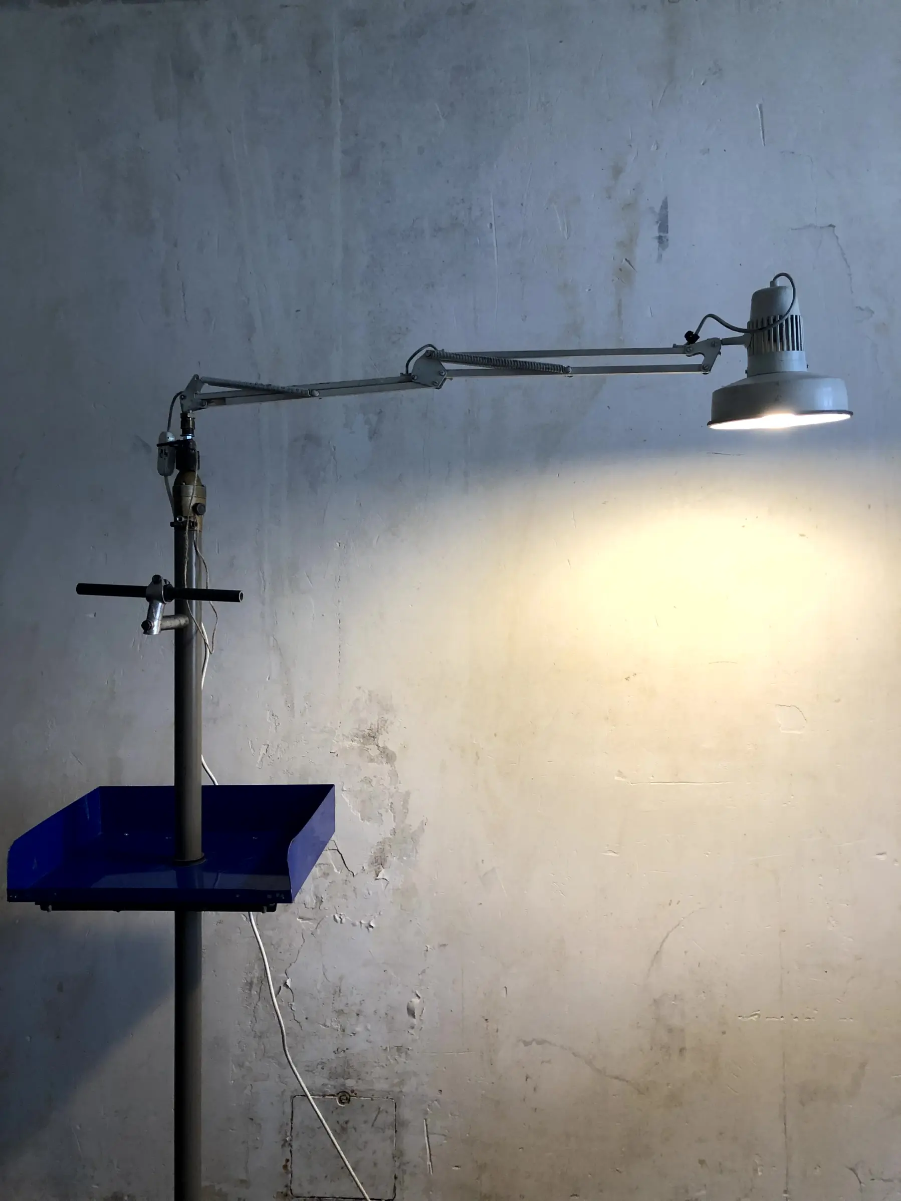 La lampe Stow avec son plateau bleu totalement déplié