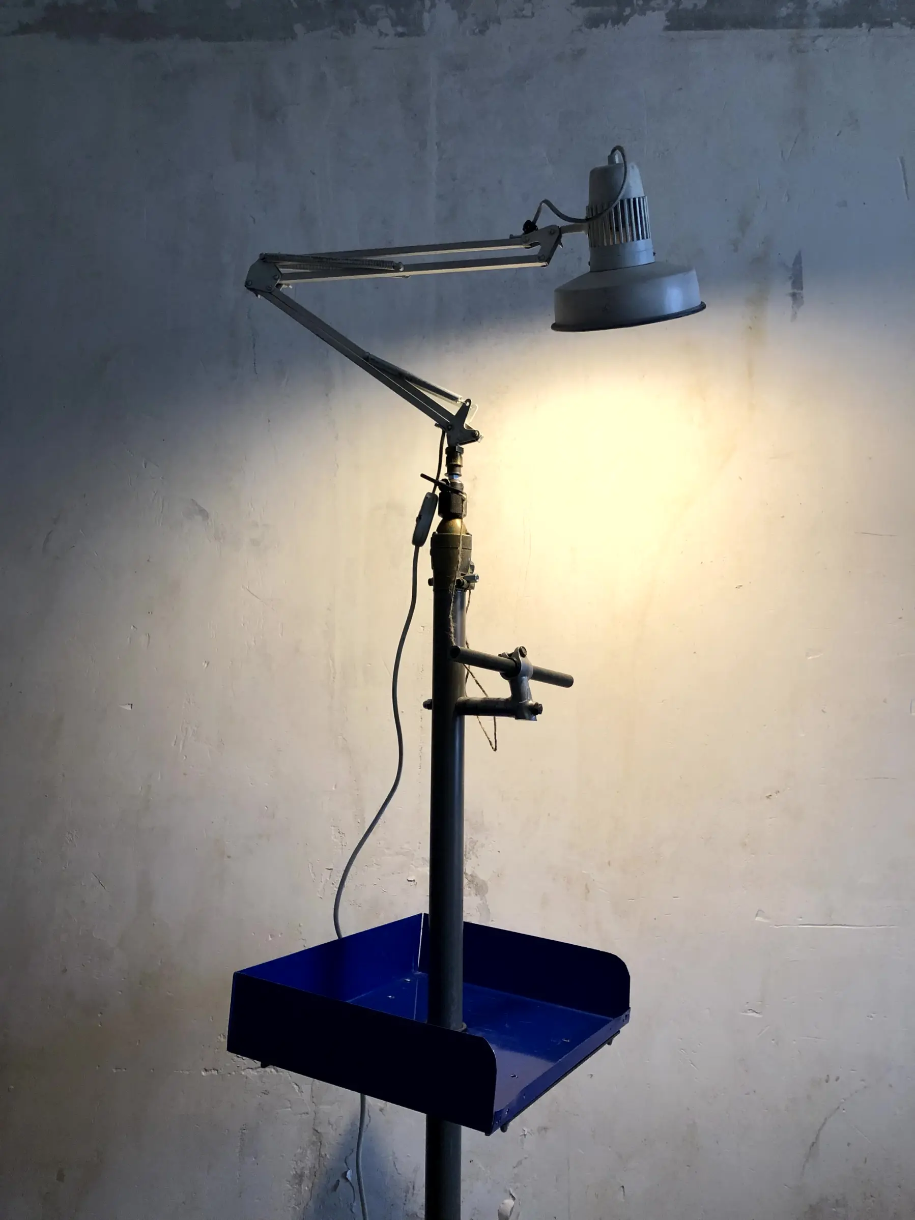 La lampe Stow avec son plateau bleu